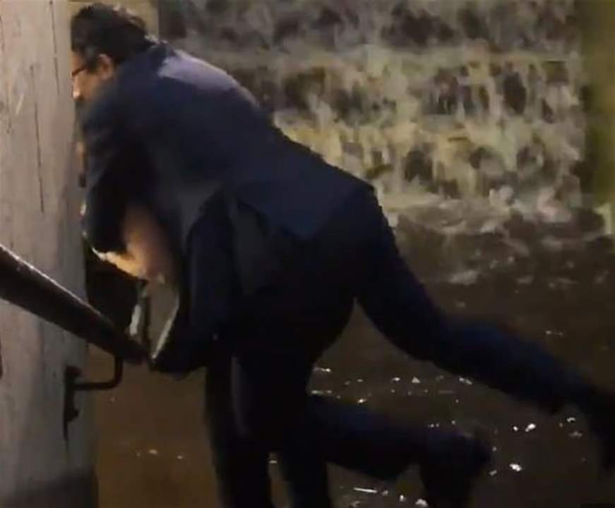 فيديو- امرأة تحمل رجلاً على ظهرها حتى لا يبتلّ حذاؤه من مياه الأمطار!