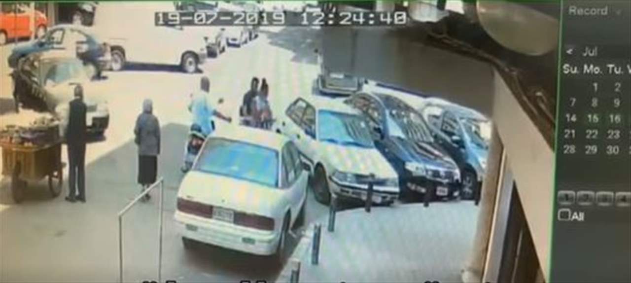 فيديو- في الطريق الجديدة... هدّدها بخطف الطفل ما لم تعطه المال الذي تحمله!