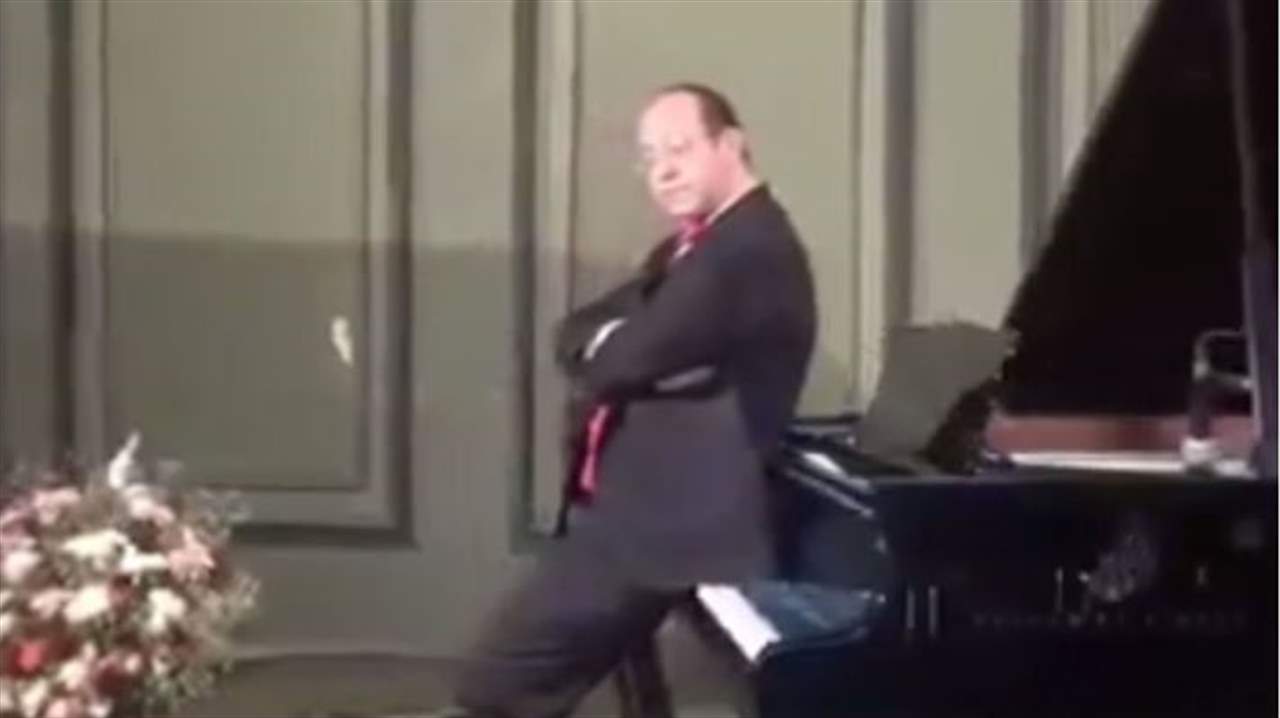 عازف يجلس على أغلى بيانو في مصر.. ووزارة الثقافة تتحرك! 