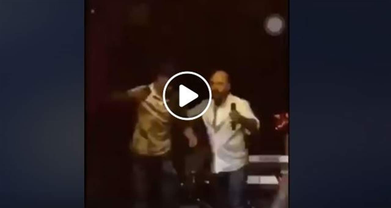 بالفيديو- فنان مصري يدفع أحد معجبيه من على المسرح!