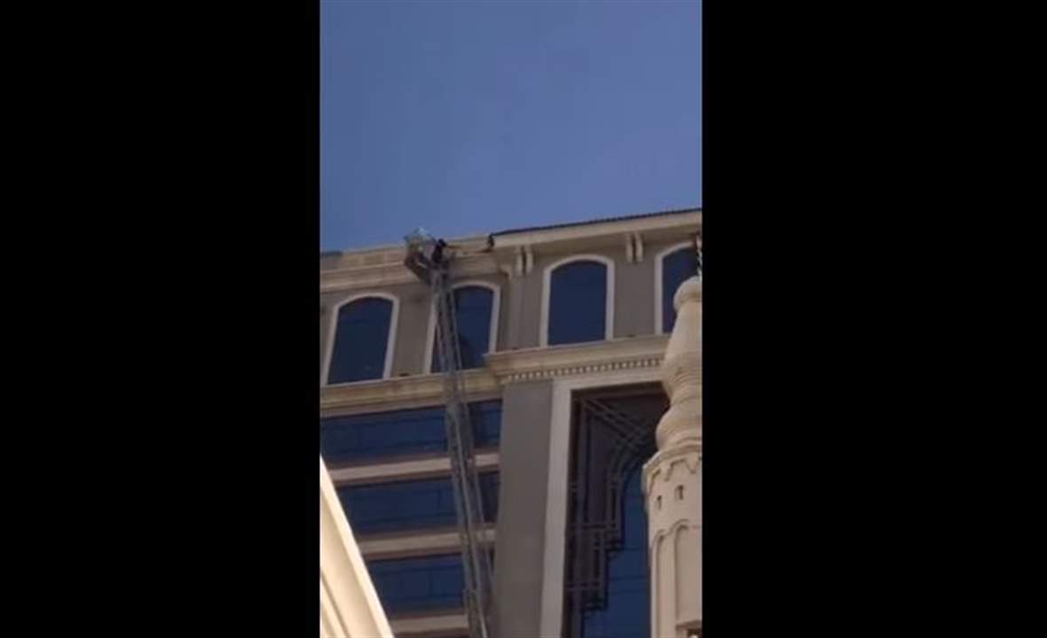 بالفيديو - إنقاذ امرأة حاولت الانتحار من سطح فندق في السعودية