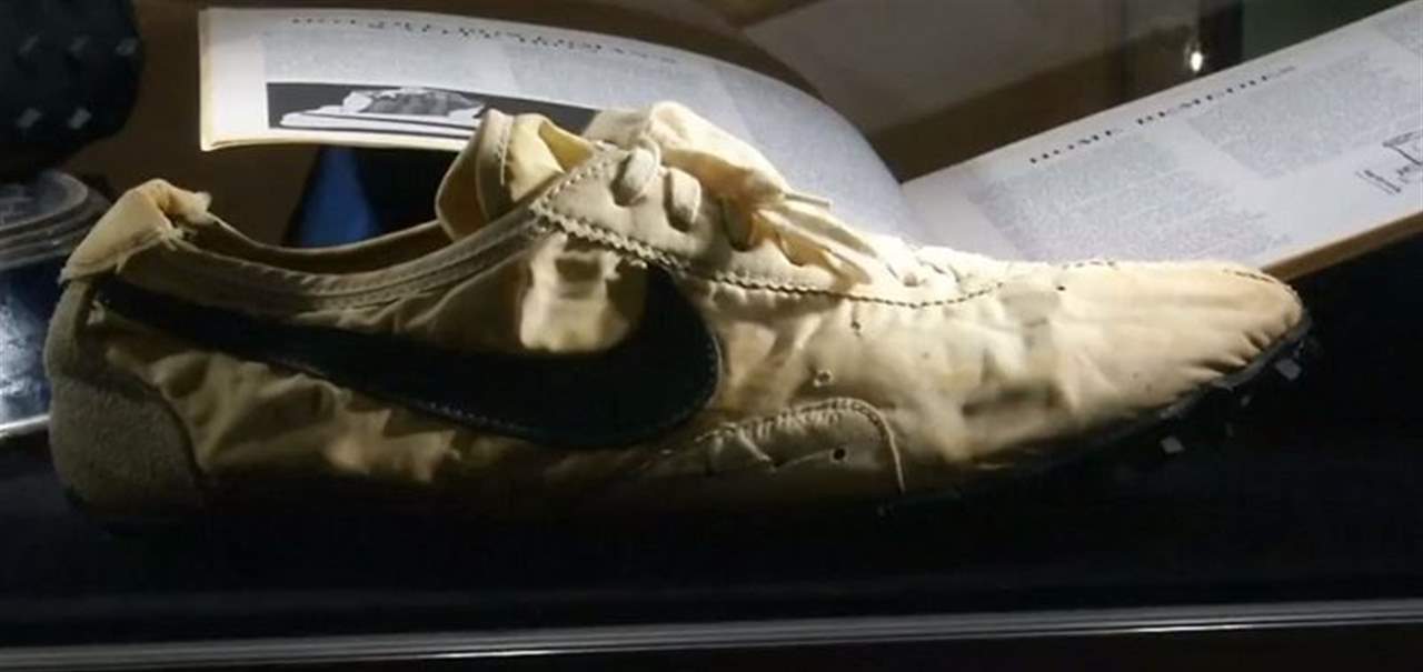 بالصور- حذاء رياضي قديم يحطّم الرّقم القياسي ويُباع بـ437 ألف دولار!