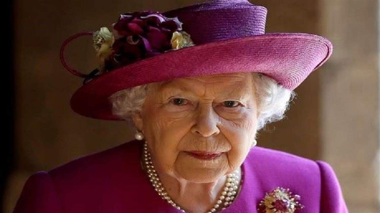 الطريقة التي تتبعها الملكة إليزابيث الثانية لاختيار أزيائها 