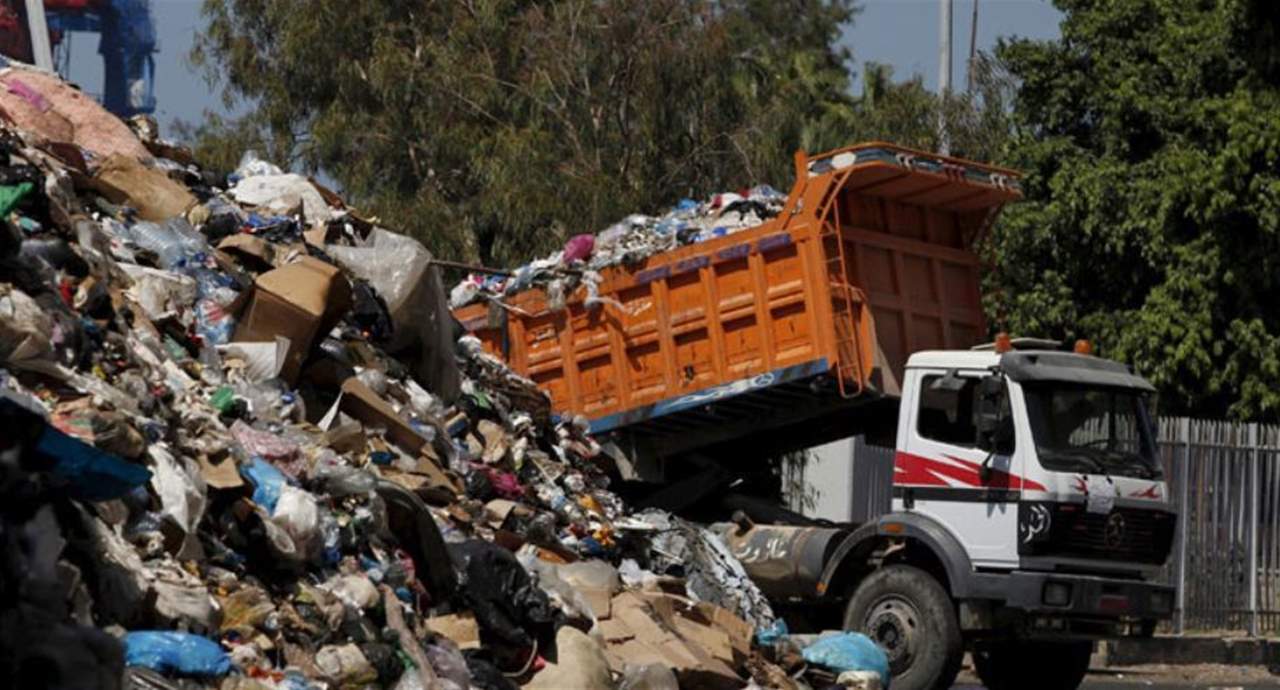 نقل نفايات من شوارع المنية الى مخازن معمل الفرز موقتا