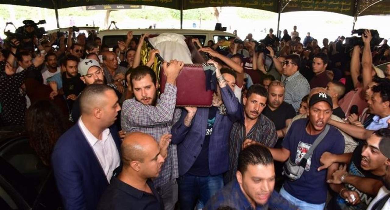بالصور - تشييع جثمان الفنان فاروق الفيشاوي إلى مثواه الأخير 