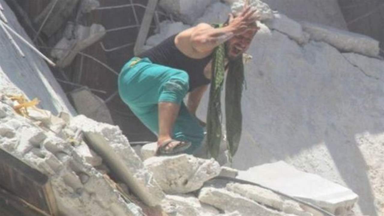 فتاة صغيرة تنقذ أختها من الموت بعد قصف على بلدة أريحا السورية