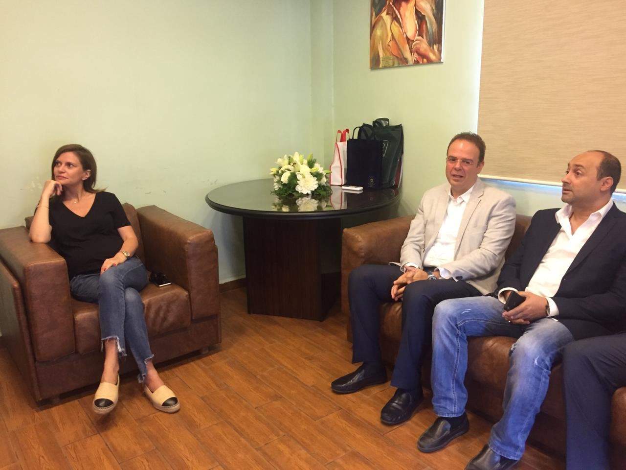 مراسل "الجديد": وزيرة الطاقة ندى البستاني بدأت جولتها في طرابلس بزيارة شركة قاديشا في منطقة البحصاص مدخل طرابلس الجنوبي حيث التقت المدراء والمهندسين واستمعت منهم على ابرز المشاكل والهواجس ثم انتقلت الى مركز الزبائن في منطقة الميناء 