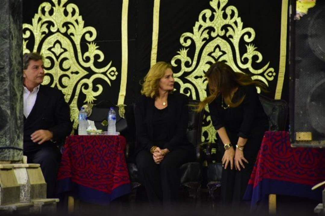 يسرا تطرد صحفية من عزاء والدتها وتثير أزمة!