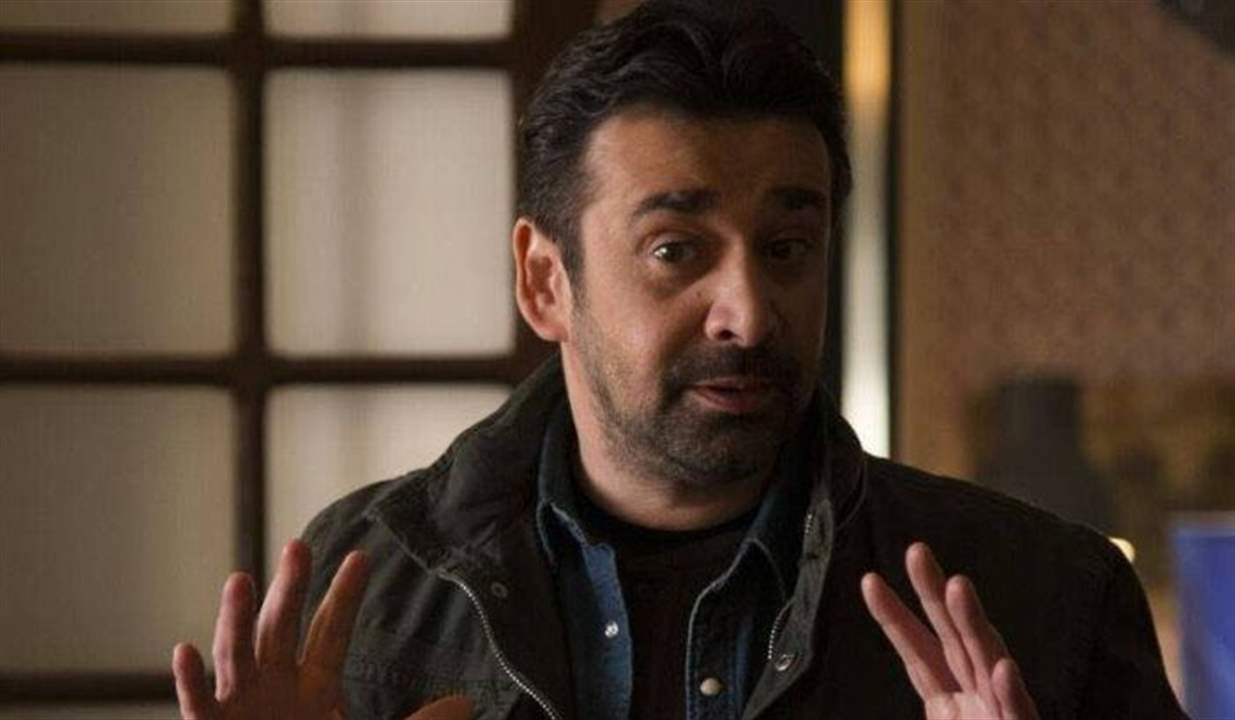 بالفيديو - كريم عبد العزيز يفقد أعصابه في عزاء والدة يسرا بسبب معجب!