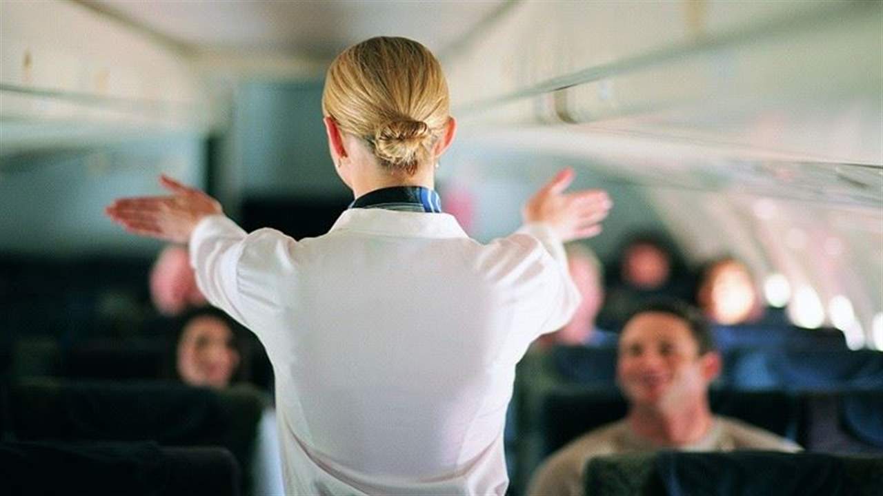 بالفيديو - مضيفة طيران تصدم الركاب بتصرف غريب!