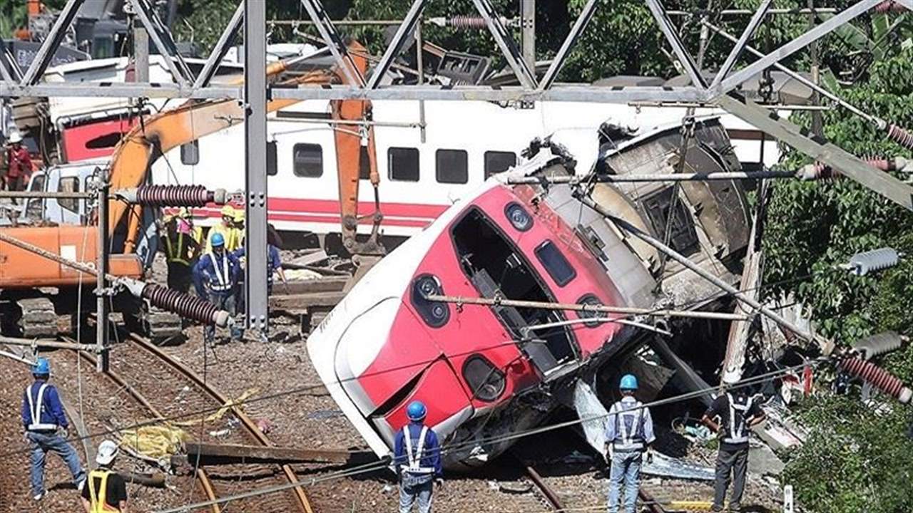 إنقلاب عربات قطار تحمل مواد خطيرة في كندا... وإجلاء سكان المنطقة!