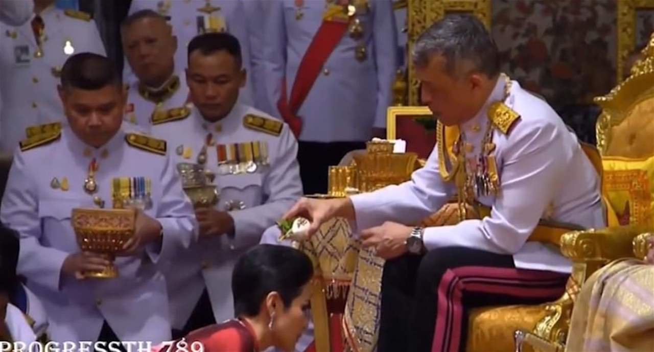 بالفيديو - ملك تايلاند يتزوج من ممرضة بحضور زوجته الأولى! 