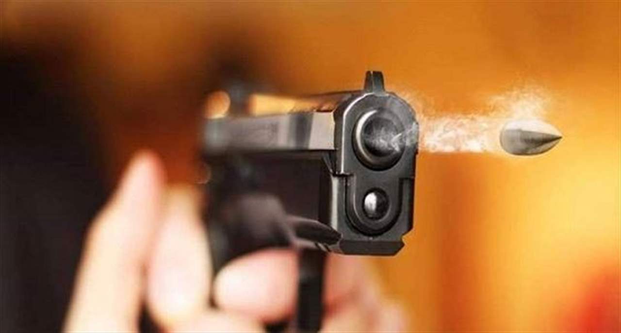 رجل شرطة يقتل سبعة من زملائه ويفرّ من المكان