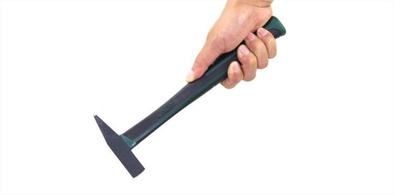 أردني يضرب رأس شقيقته بـ "الشاكوش" ويقتلها خوفًا عليها من الجن!