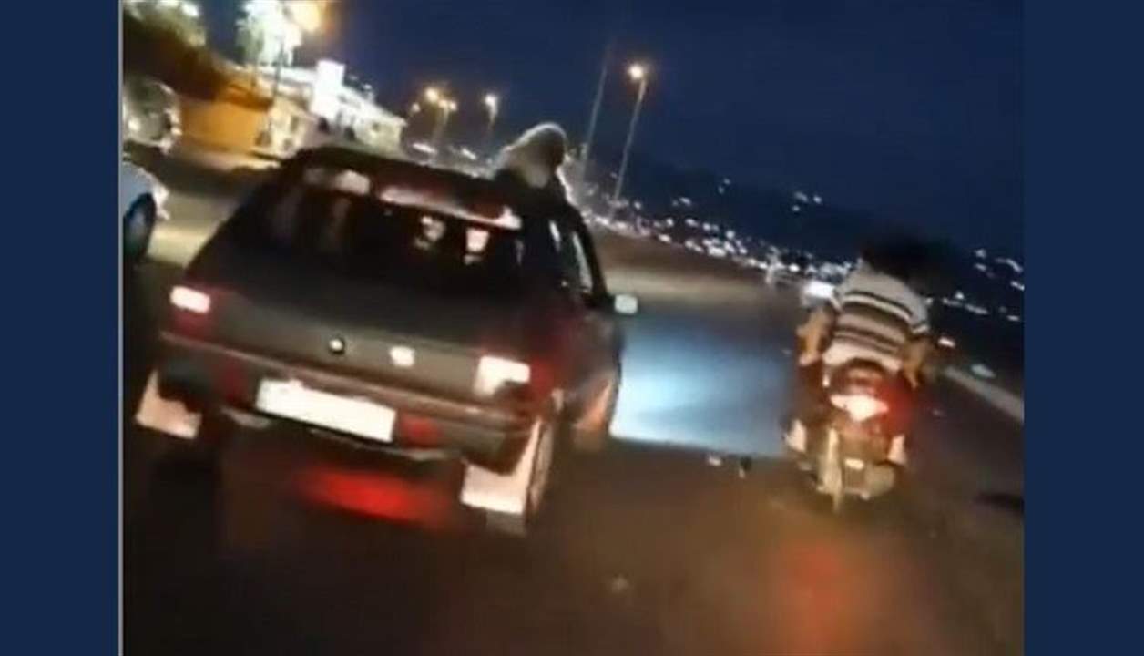 بالفيديو: سائق يقيّد كلبًا على سطح سيارته على الأوتوستراد السريع!