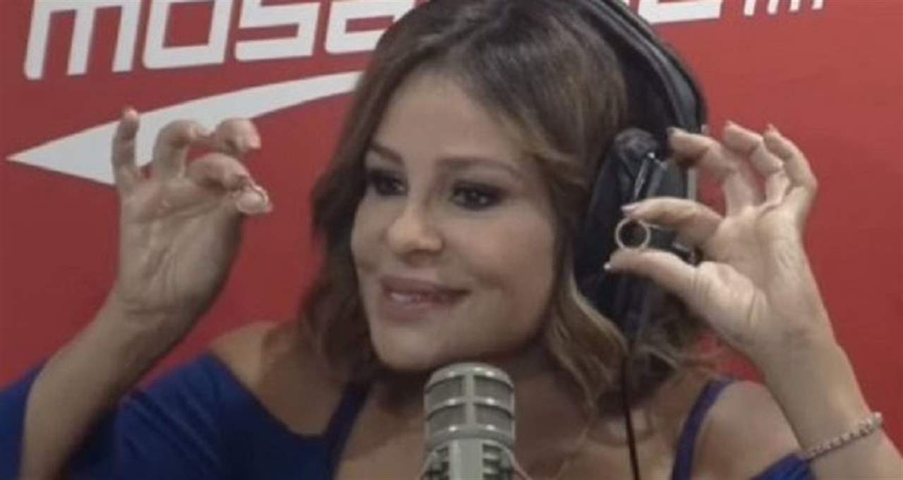 بالفيديو- كارول سماحة تنزع خاتم زواجها خلال لقاء مصوّر بعد الحديث عن طلاقها!
