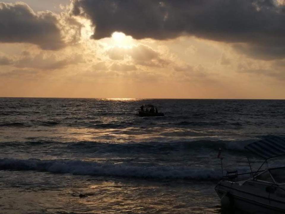 بالصور - انقاذ ٦ اشخاص من الغرق مقابل شاطئ البياضة