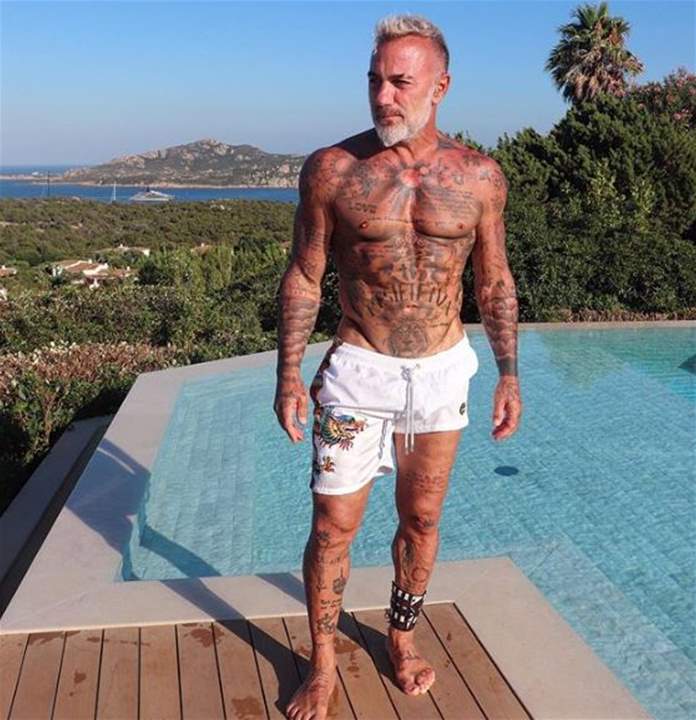 فيديو يثير السخط... مليونير يرقص مع فتيات شبه عاريات ويضرب مؤخراتهن!