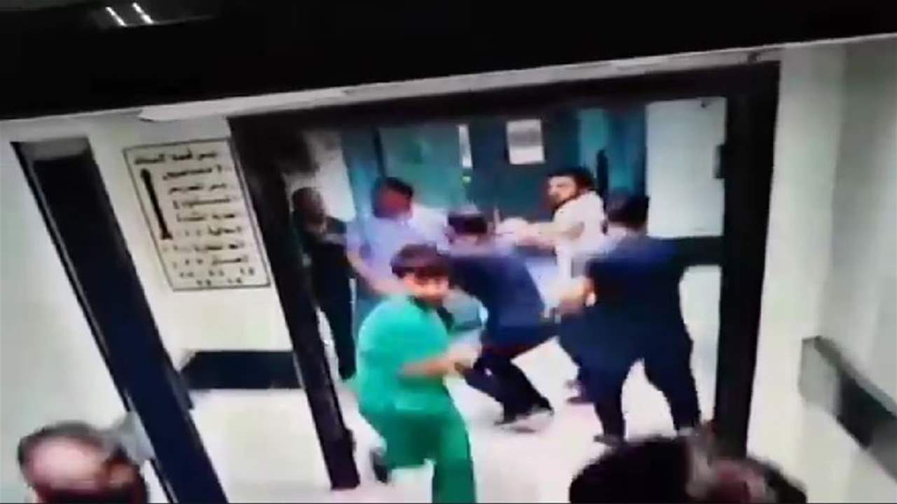 بالفيديو- شخصان يعتديان على طبيب في مستشفى حكومي بدمشق.. وهذا مصيرهما!