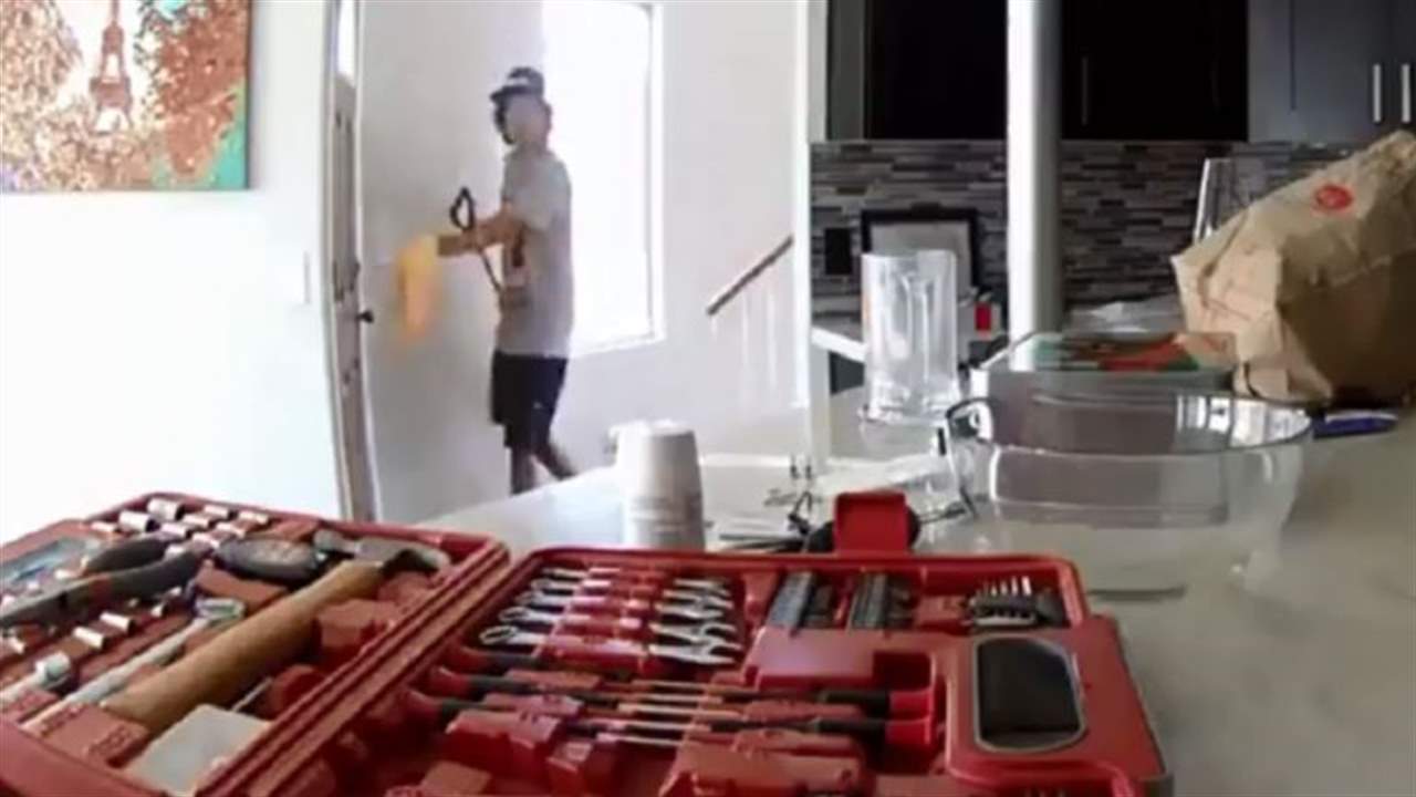 بالفيديو - لص يسرق منزلا.. ويكشف هويّته!