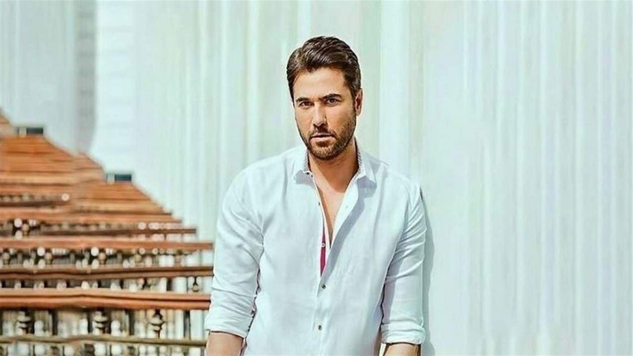 آثار الضرب تبدو واضحة على وجه أحمد عز وهو يكشف الحقيقة
