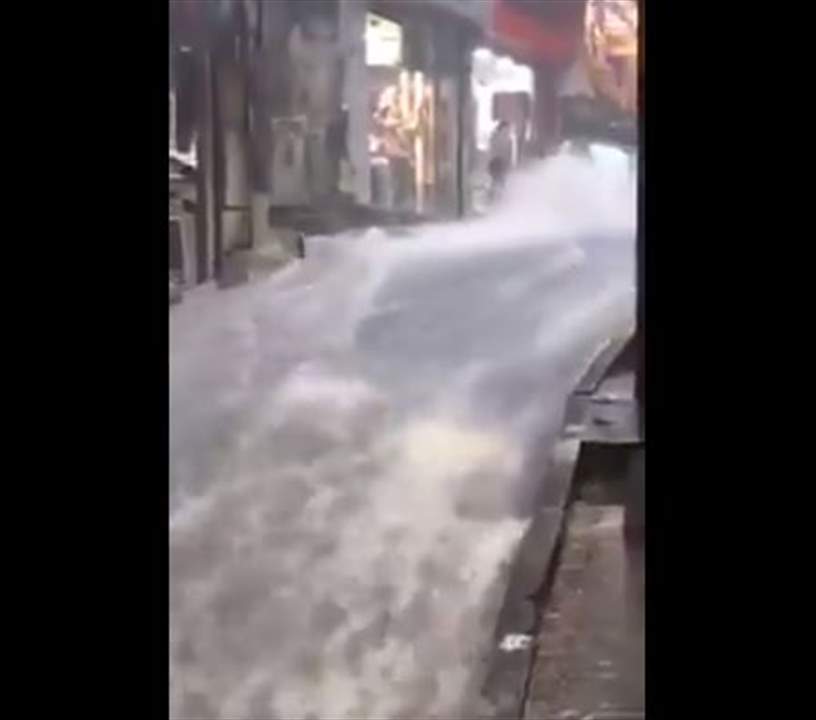 فيديو- غرق أحد أشهر أسواق اسطنبول بسبب الأمطار الغزيرة!