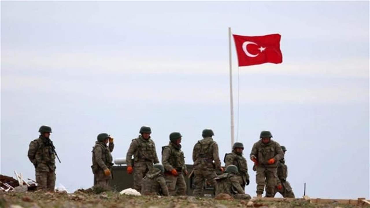وكالة روسيّة تنشر فيديو لإخفاء المسلحين دباباتهم ضمن نقطة تركية في الشمال السوري!