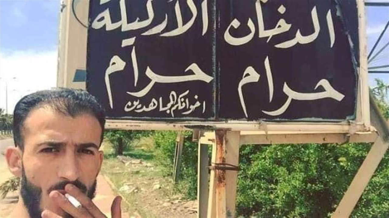 الديمقراطية طريق التخلف والأركيلة حرام… لافتات وضعها "المجاهدون" على طريق إدلب!