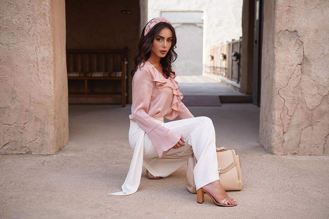 شمس الملا بمكياج صاخب.. كيف بدت؟