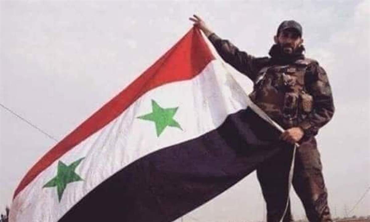 بالصور- عناصر في الجيش السوري يحتفلون داخل خان شيخون بعد السيطرة عليها