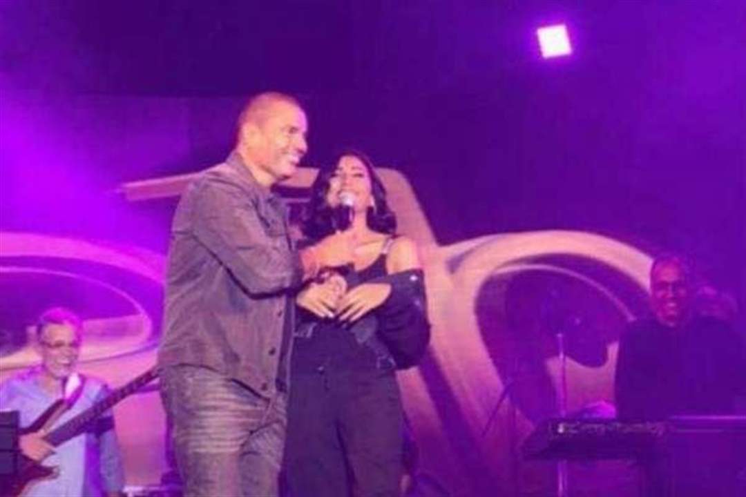 بالفيديو- عمرو دياب يغني لدينا الشربيني وبوسي تصرخ: قوليلو إنك بالـ3 بنات!