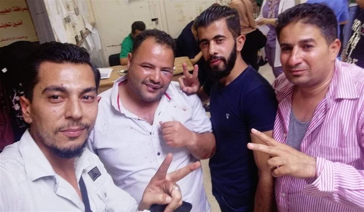 مصور وكالة "سانا" الرسمية يتعرض للضرب في درعا!