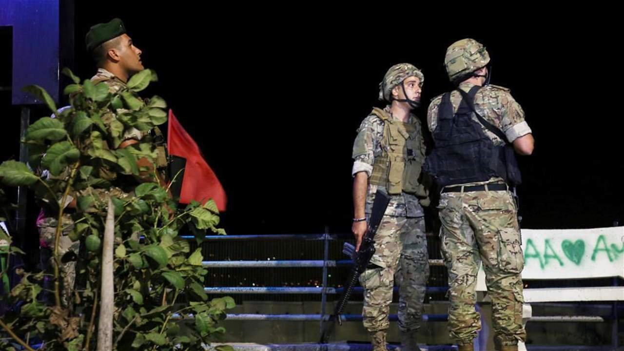 الجيش اللبناني يطلق النار من بنادق «أم 16» الأميركية الصنع باتجاه الطائرتين الإسرائيلتين المسيّرتين