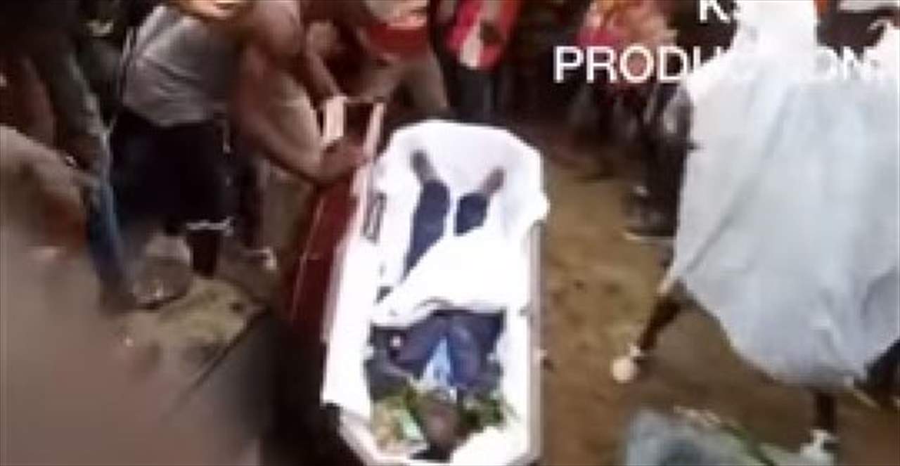 بالفيديو - معجبون ينبشون قبر فنانهم المحبوب ويخرجون جثمانه!