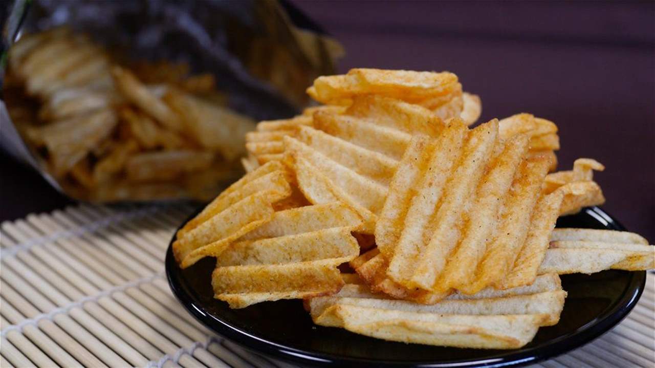 شاب يفقد بصره وسمعه .. والسبب البطاطس والنقانق