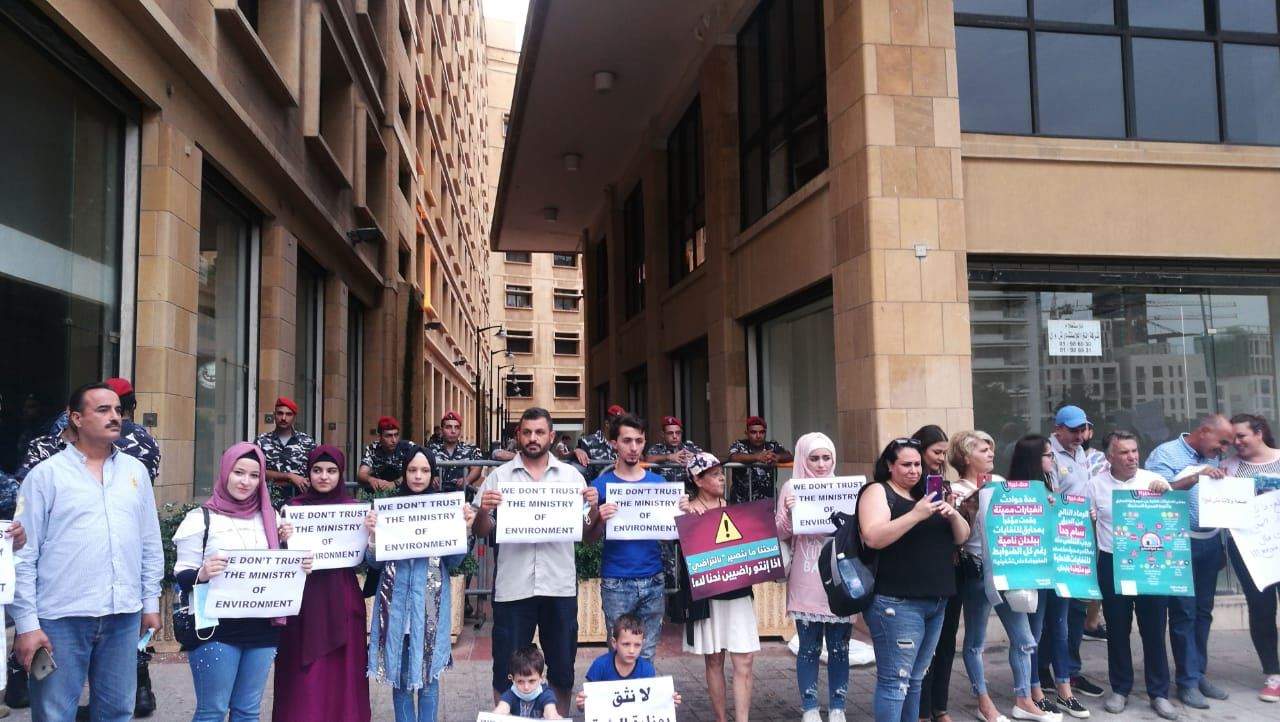بدء اعتصام الحراك المدني امام وزارة البيئة