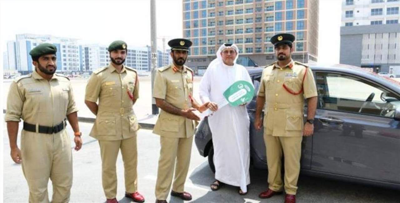 شرطة دبي تقدّم سيارة هدية لسائق ملتزم بقوانين المرور 
