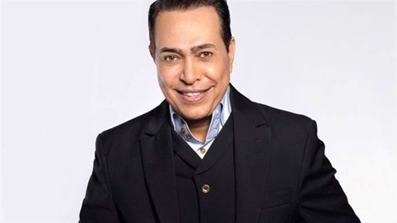 حادث يؤدي إلى انقلاب سيارة الفنان المصري "حكيم" وهو يطمئن جمهوره