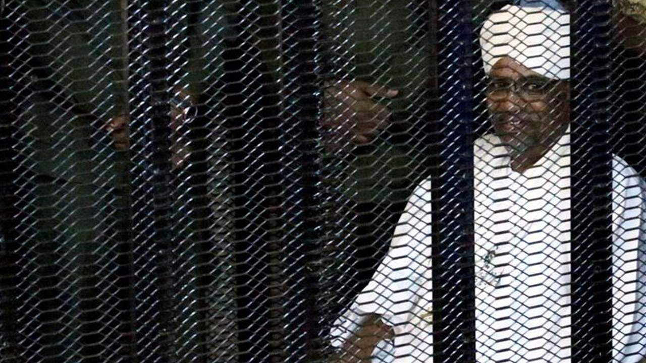 شاهد يكشف أسرار الغرفة السرية في قصر عمر البشير