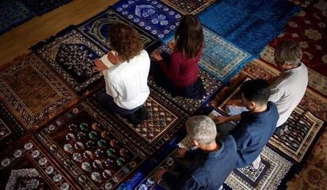 بالصور- في فرنسا.. صلاة مختلطة تحت إمامة امرأتين ودون حجاب!