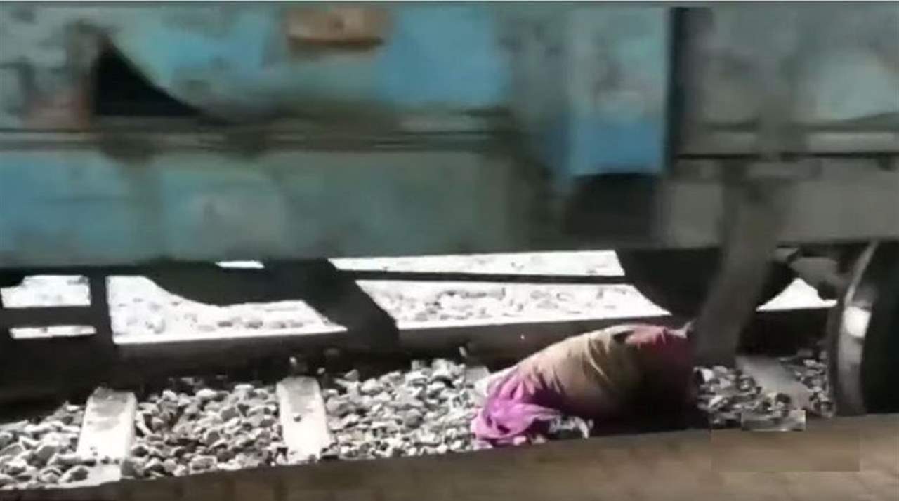 بالفيديو- عجوز تستلقي بين عجلات قطار سريع من دون أن تُصاب بأذى!