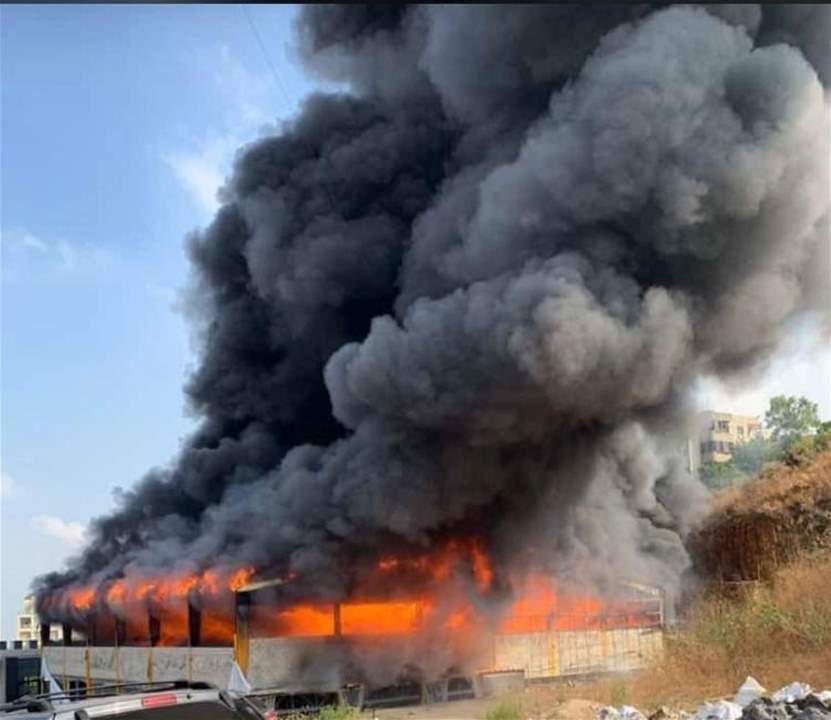 بالصور- حريق هائل داخل نادي رياضي في بصاليم