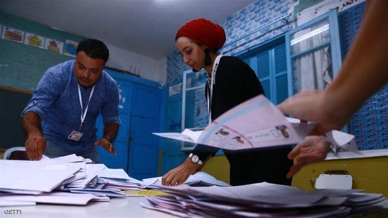 مرشحان "ضد النظام" في تونس يعلنان انتقالهما إلى الدورة الثانية من الانتخابات الرئاسية 