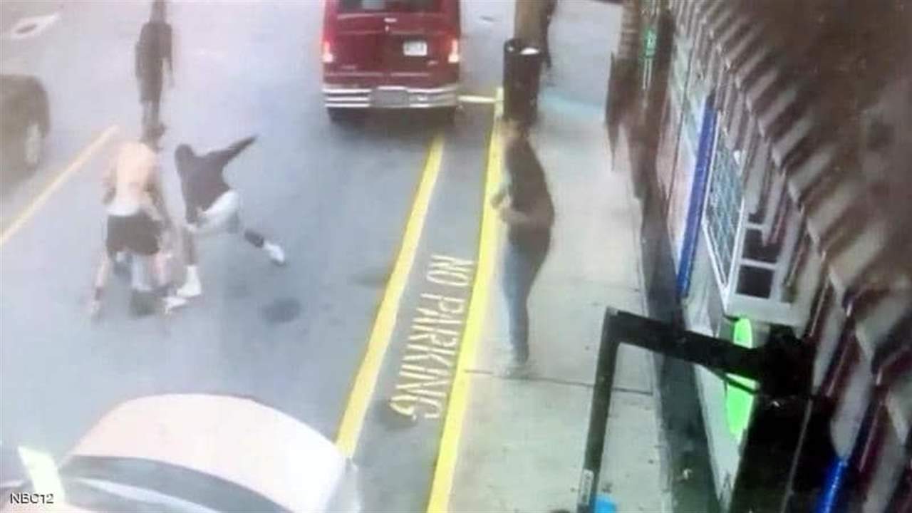 بعد تعرضه للطعن في صدره.. العشرات صوروا مقتله بدلاً من مساعدته!