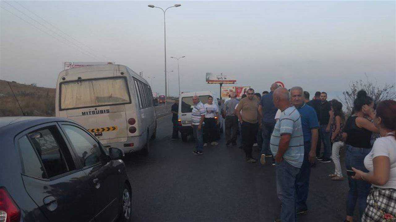 أهالي المخطوف حنوش قطعوا طريق البربارة بالاطارات المشتعلة  