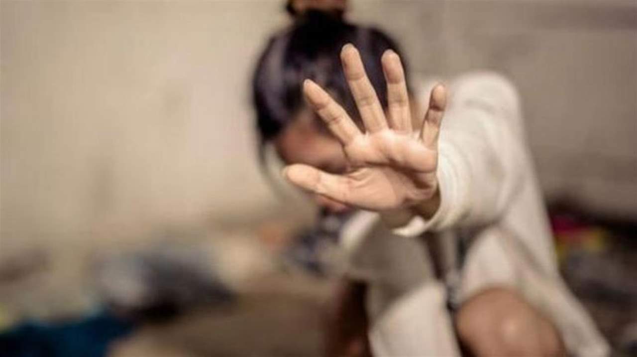حادثة مروّعة في مصر... اغتصاب جماعي لامرأة أمام طفليها!