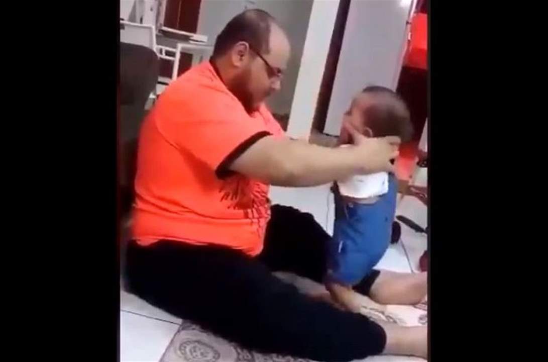 فيديو قاسٍ- رجل يعنّف طفلته ويضربها بقسوة... ونانسي عجرم تعلّق!