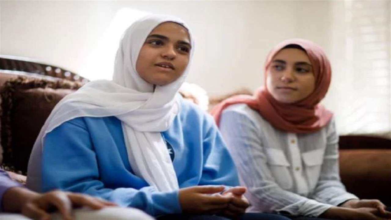 بالصور - الخطوط الكندية تجبر فتاة على خلع حجابها أمام الركاب!
