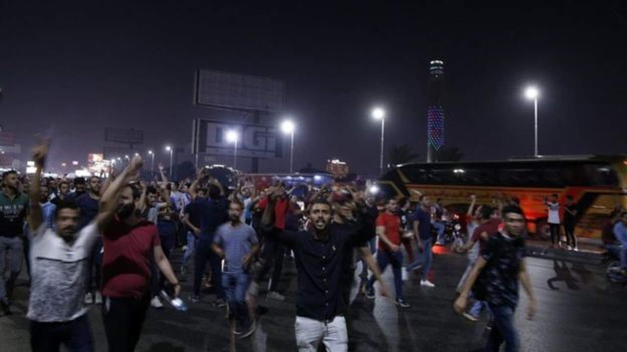 السلطات المصرية تعتقل المئات بعد احتجاجات تطالب السيسي بالتنحّي.. وتعطّل مواقع للتواصل الاجتماعي! 