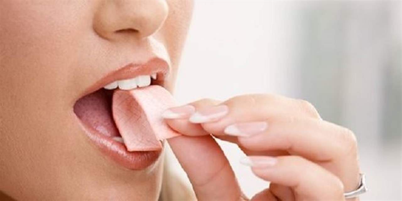 اكتشاف دور العلكة في الحفاظ على صحّة الأسنان